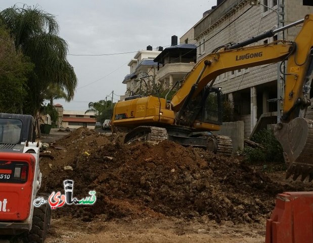  كوبي الون مديرعام  بلدية كفرقاسم يُشرف على تعبيد شوارع وأزقة الحي الشرقي والسكان  واخير في حدا سال عنا كنا انفكر انه احنا من اورانيت  